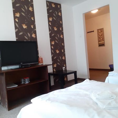 Veresegyház Tavi Panzio Es Etterem Bed & Breakfast エクステリア 写真