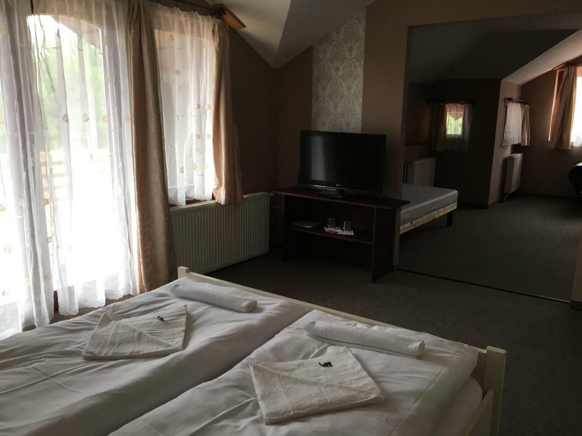 Veresegyház Tavi Panzio Es Etterem Bed & Breakfast エクステリア 写真