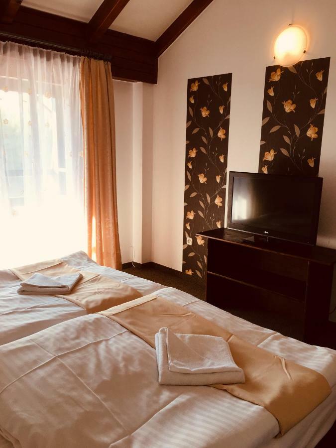 Veresegyház Tavi Panzio Es Etterem Bed & Breakfast エクステリア 写真