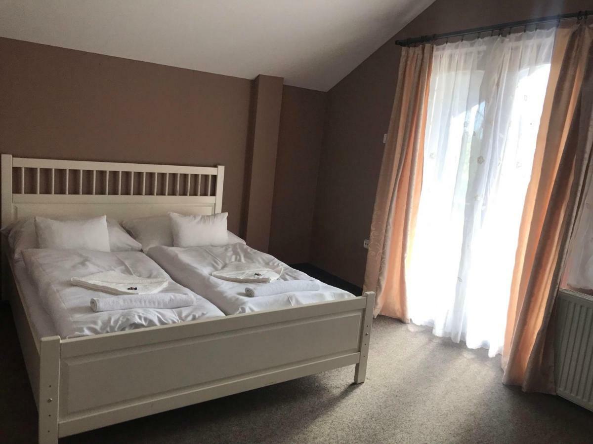 Veresegyház Tavi Panzio Es Etterem Bed & Breakfast エクステリア 写真
