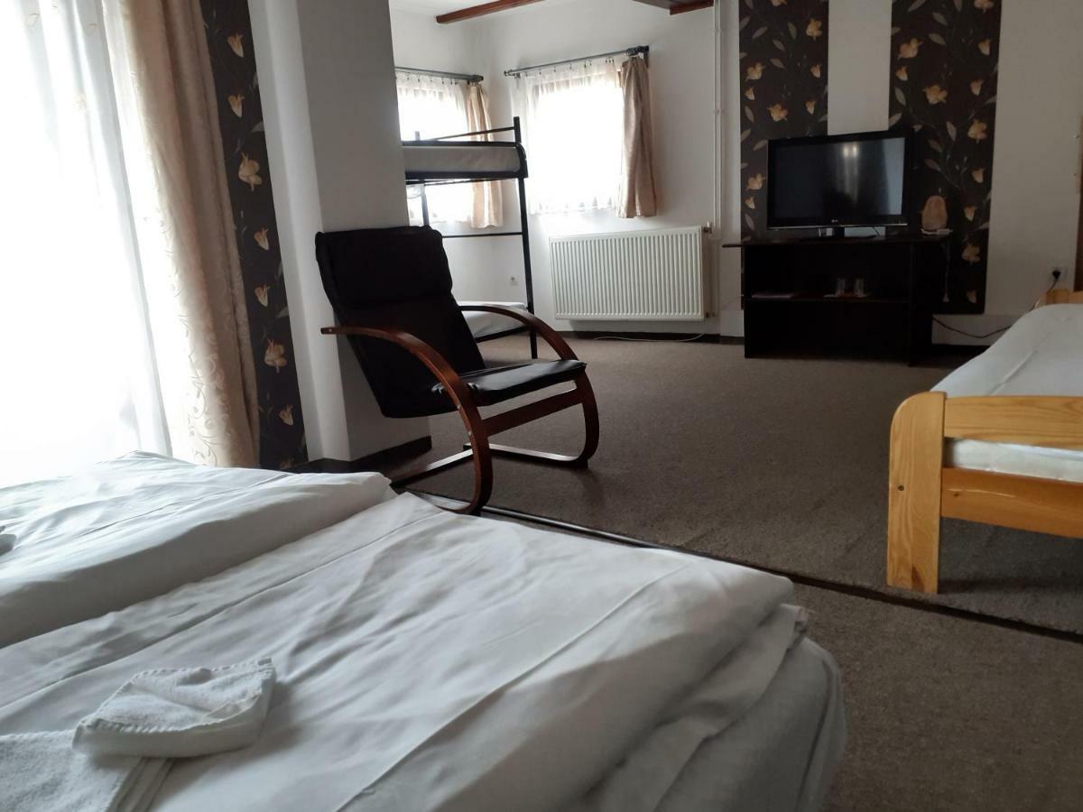Veresegyház Tavi Panzio Es Etterem Bed & Breakfast エクステリア 写真