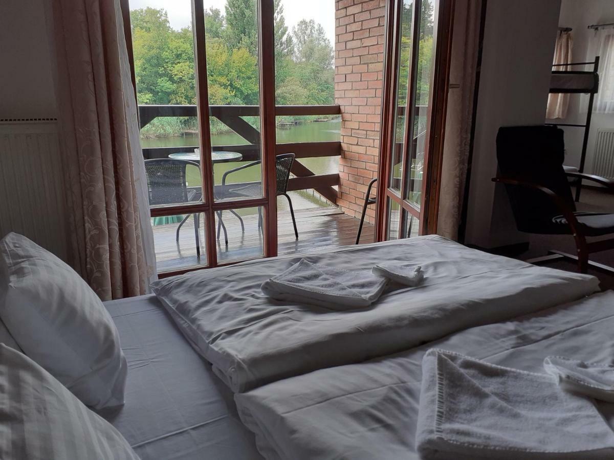 Veresegyház Tavi Panzio Es Etterem Bed & Breakfast エクステリア 写真